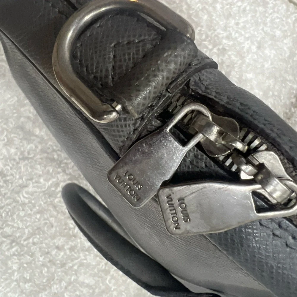 Louis Vuitton Taiga Porte-Documents Business MM